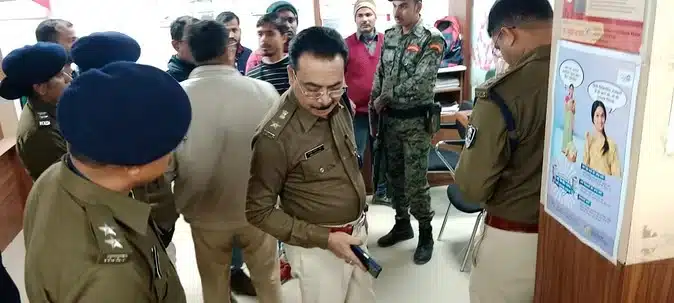 Jharkhand News: Robbery of Rs 90 lakh in broad daylight in Axis Bank, miscreants fired two rounds, Araria.