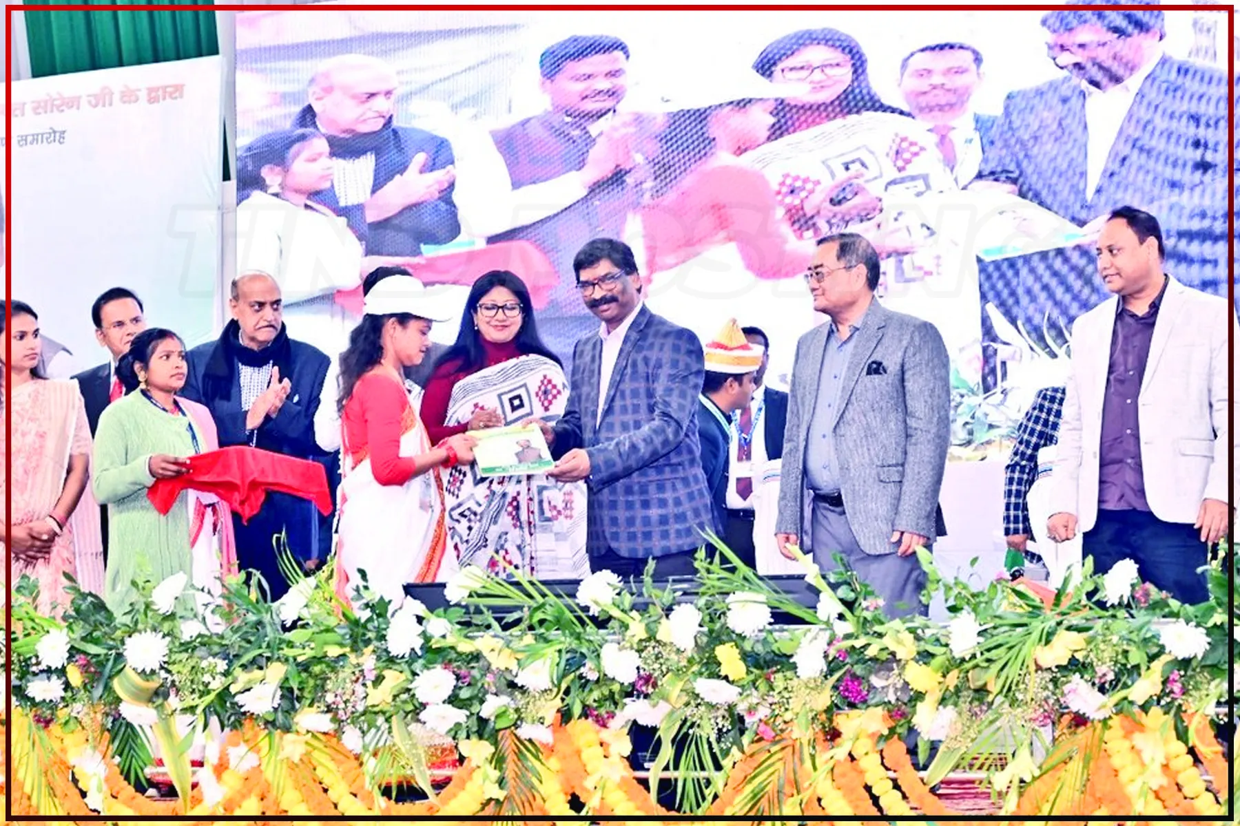 Ranchi News: Hemant Soren distributed 2500 offer letters in "Employment Fair" at Tana Bhagat Indoor Stadium in Khelgaon