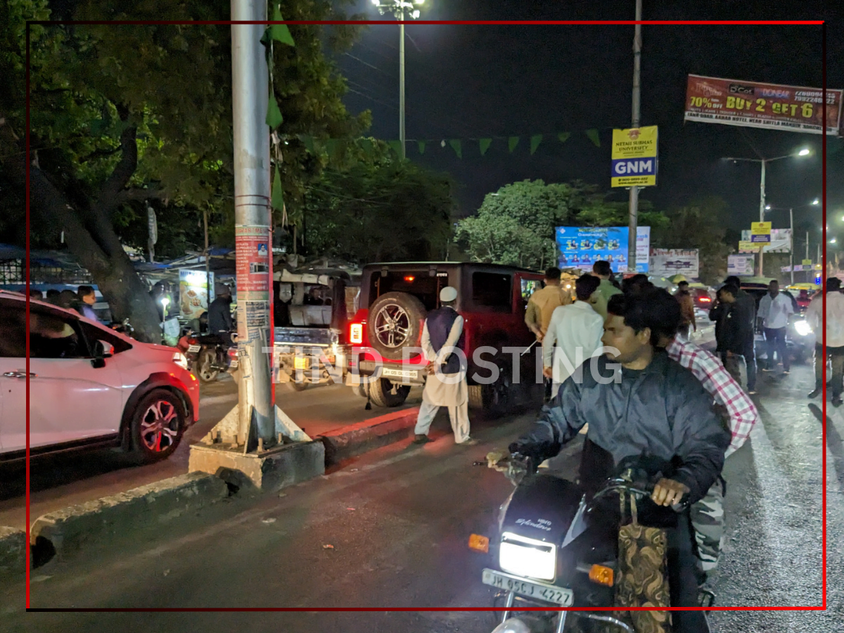 Jamshedpur News: Car accident near Gandhi Maidan, Azad Nagar. Vehicle stuck between divider