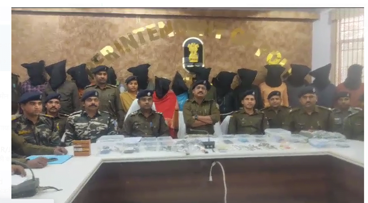 Latehar Police arrests 15 criminals including 2 women with weapons in train loot case