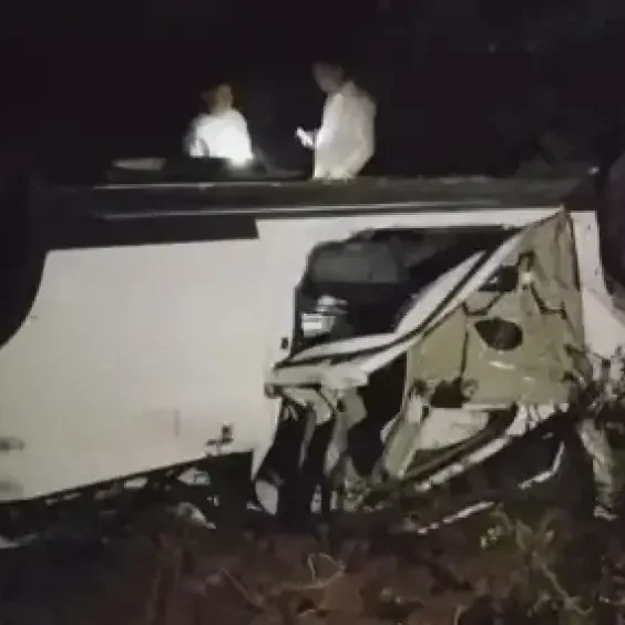 Jamshedpur Car Crash: 4 Injured After Speeding Vehicle Overturns, Alcohol Suspected