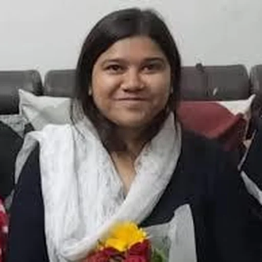 Madhya Pradesh Auto Driver's Daughter Becomes Deputy Collector After Cracking MPPSC Exam