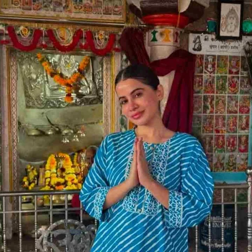 Uorfi Javed Temple Visit Sparks Muslim Fan Backlash, "She Will Be Punished" Say Some