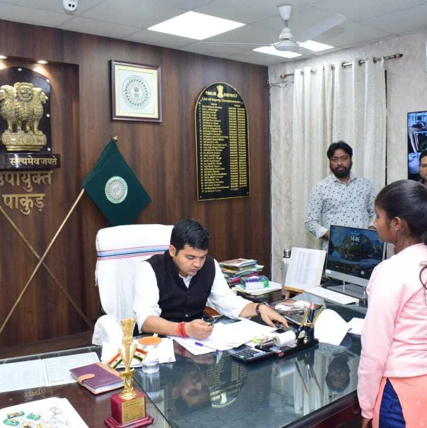 Bihar Deputy Commissioner Addresses Citizen Concerns Amidst Crime & Travel Chaos