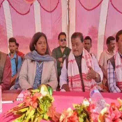 Jharkhand Ex-Minister Holds "Janata Darbar," Promises Quick Fixes for Villagers' Road, Water Woes