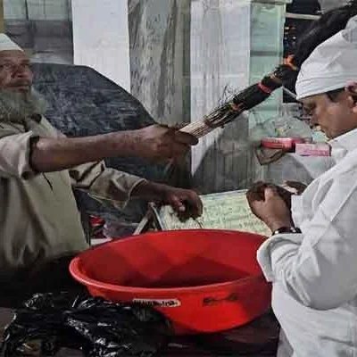Irfan Ansari Visits Mumbai's Haji Ali Dargah, Remembers Late Mother