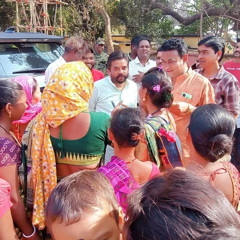 Jharkhand Village Faces Water Crisis: Women Walk 2km Daily for Water